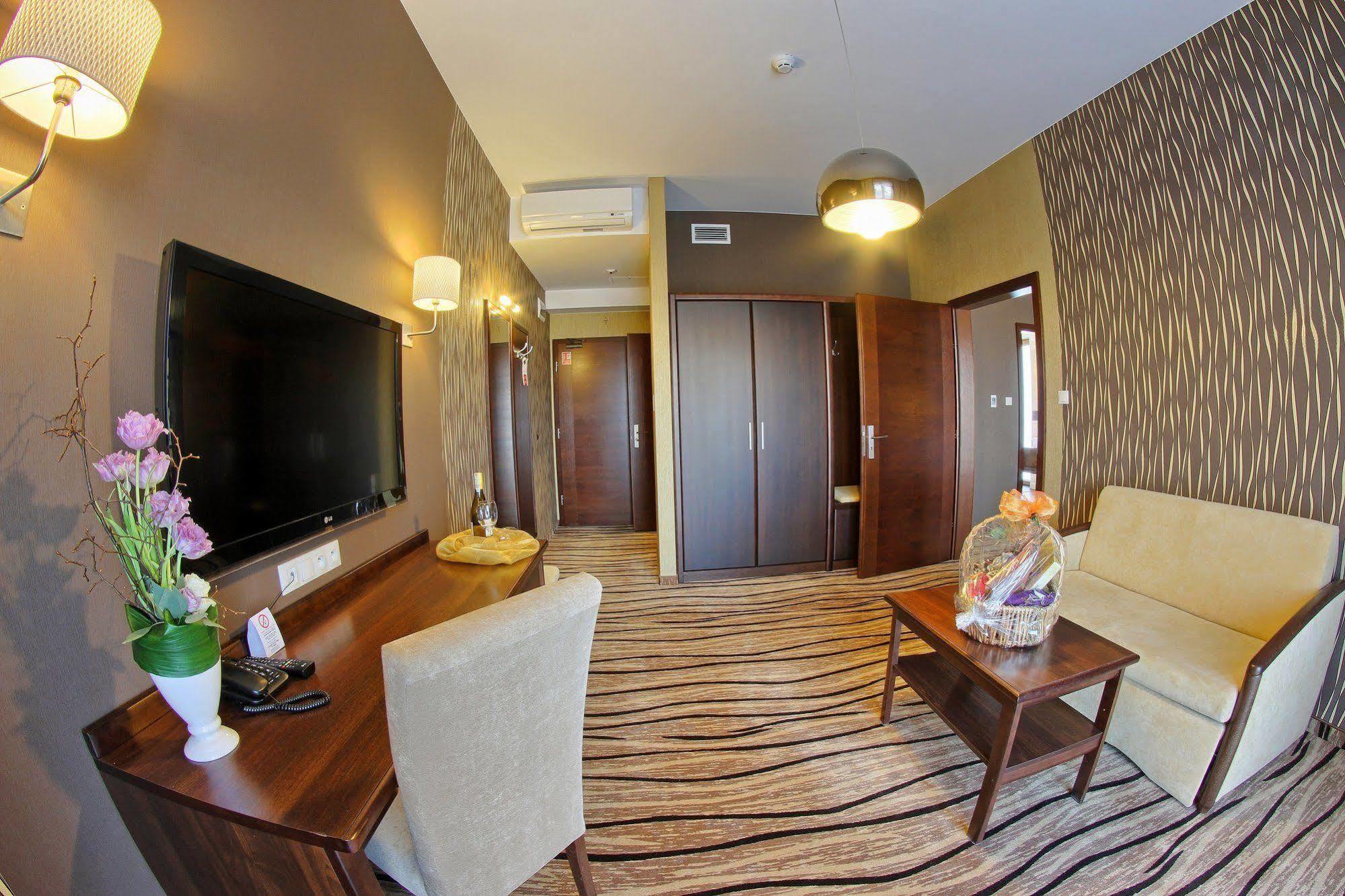 Hotel Arkas Prószków Kültér fotó