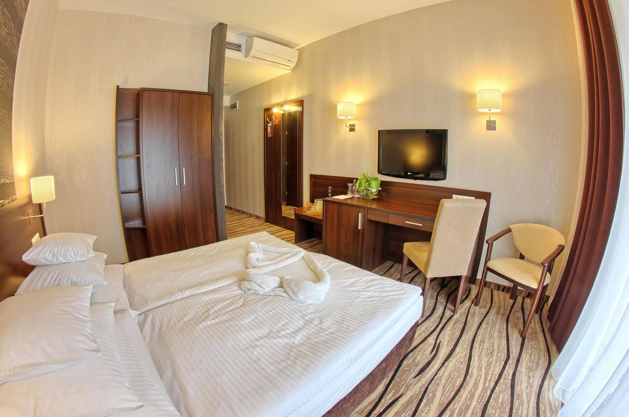 Hotel Arkas Prószków Kültér fotó