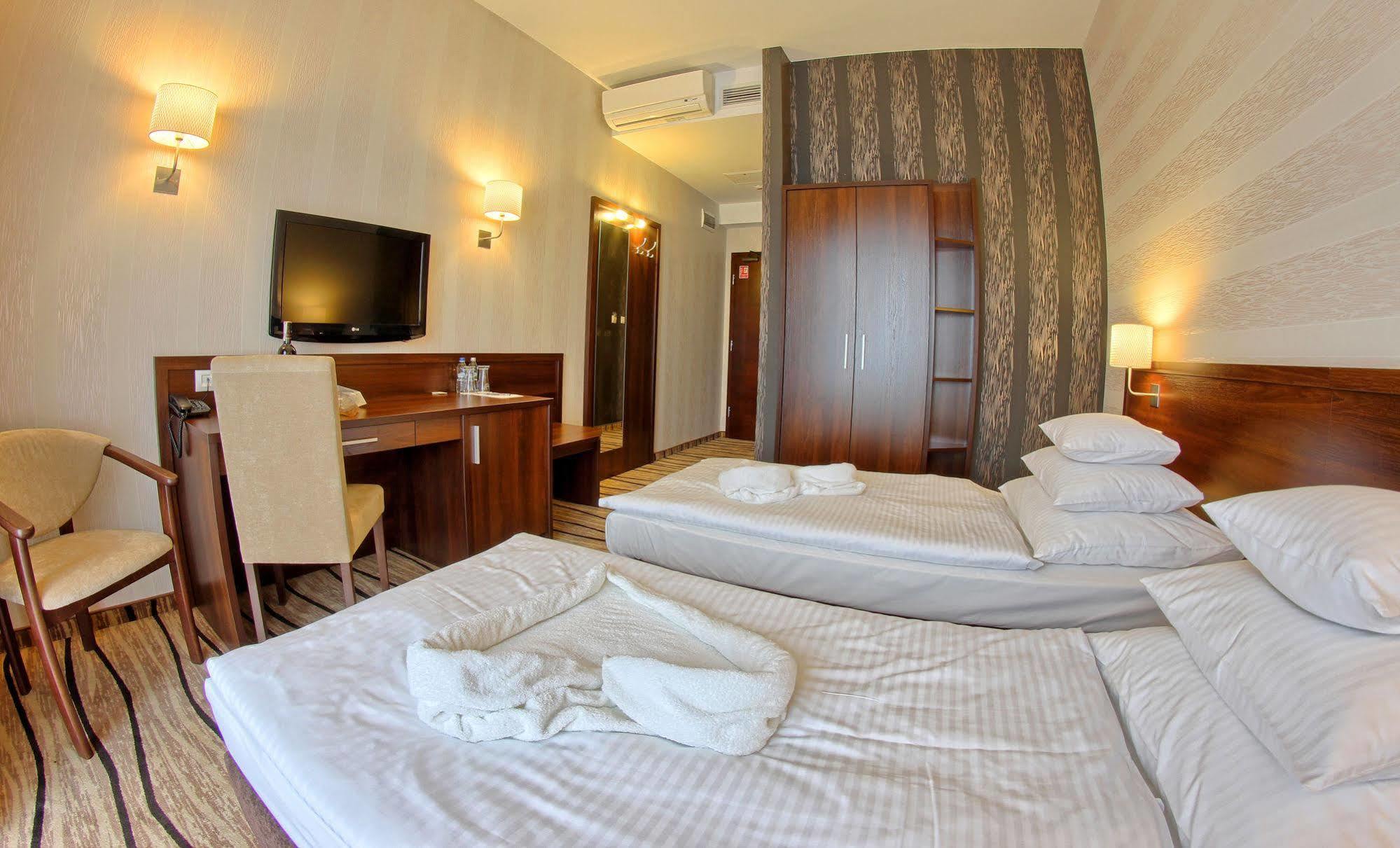 Hotel Arkas Prószków Kültér fotó